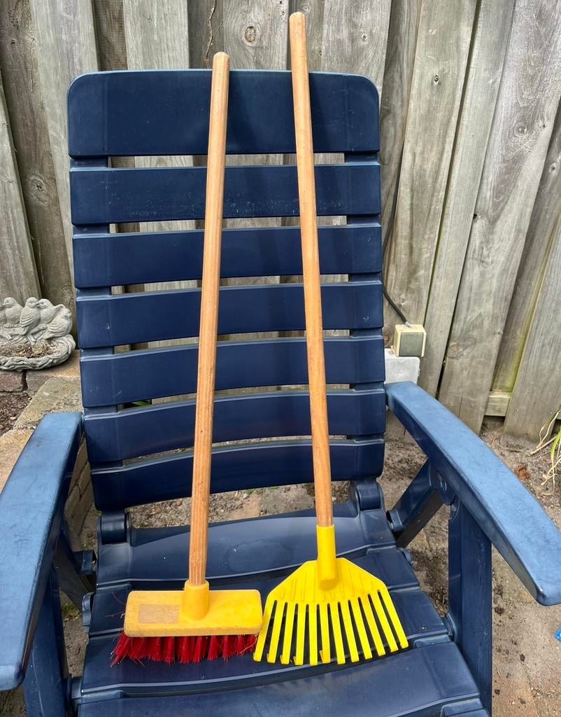 Kinder hark en bezem, Tuin en Terras, Hand-tuingereedschap, Ophalen of Verzenden, Zo goed als nieuw, Bezem