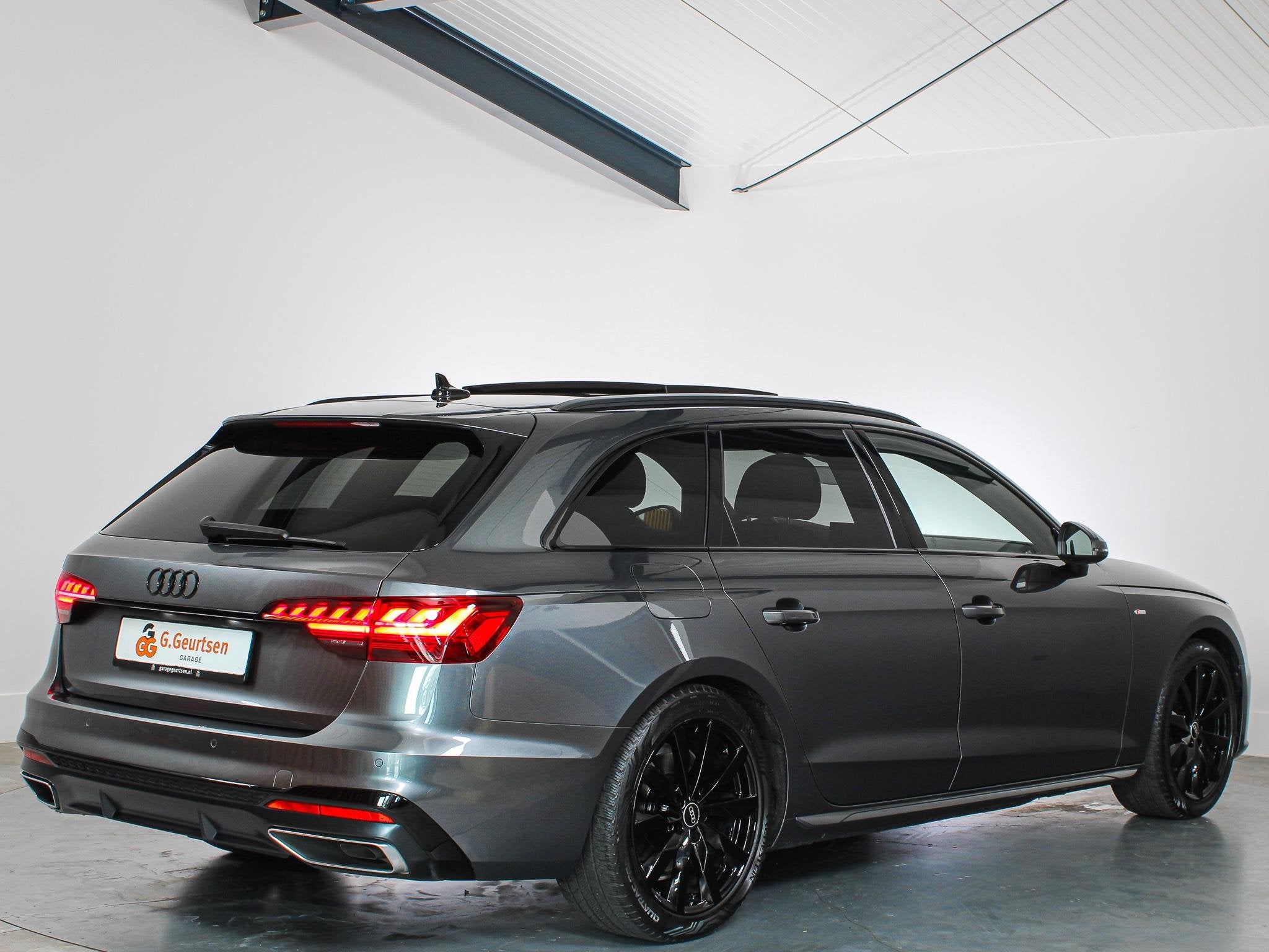 Audi A4 Avant 35 TFSI S-Line Competition Panoramadak, Trekha, Auto's, Gebruikt, 4 cilinders, Origineel Nederlands, 84 €/maand