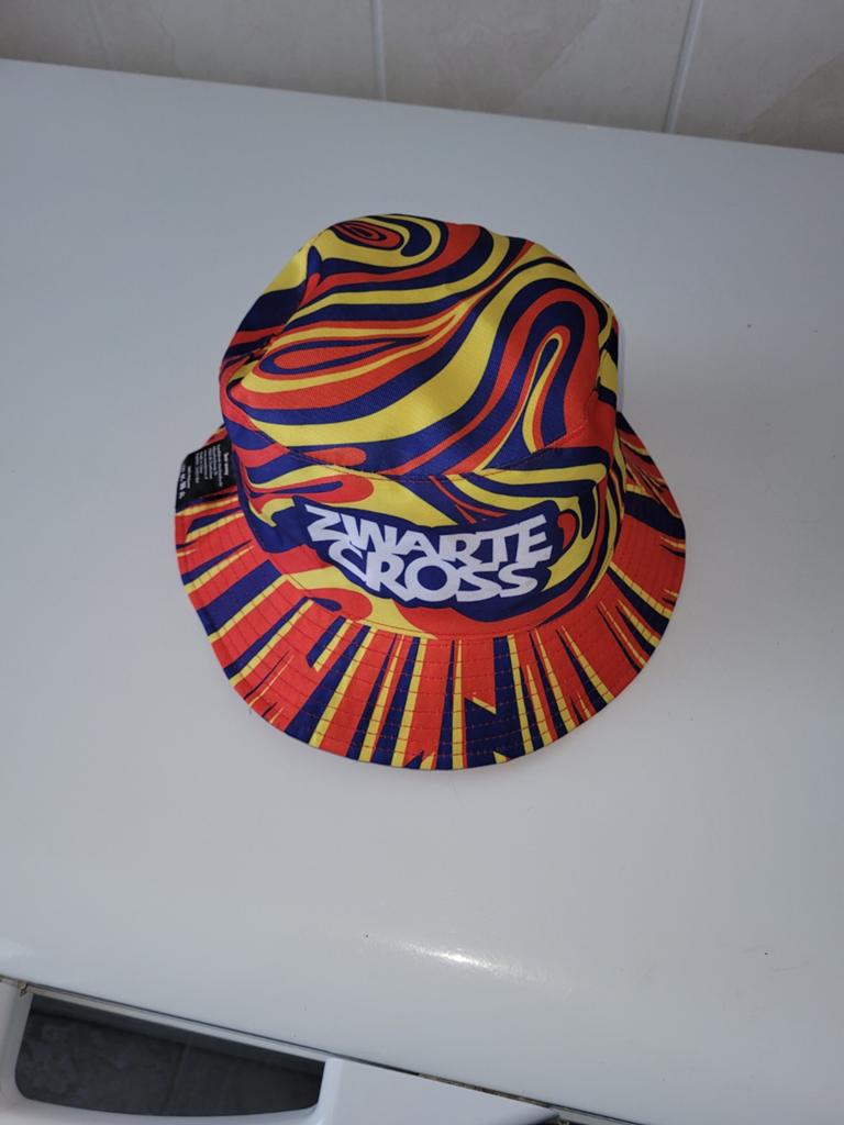 Mooie hoed zwarte cross, Ophalen of Verzenden, Zo goed als nieuw