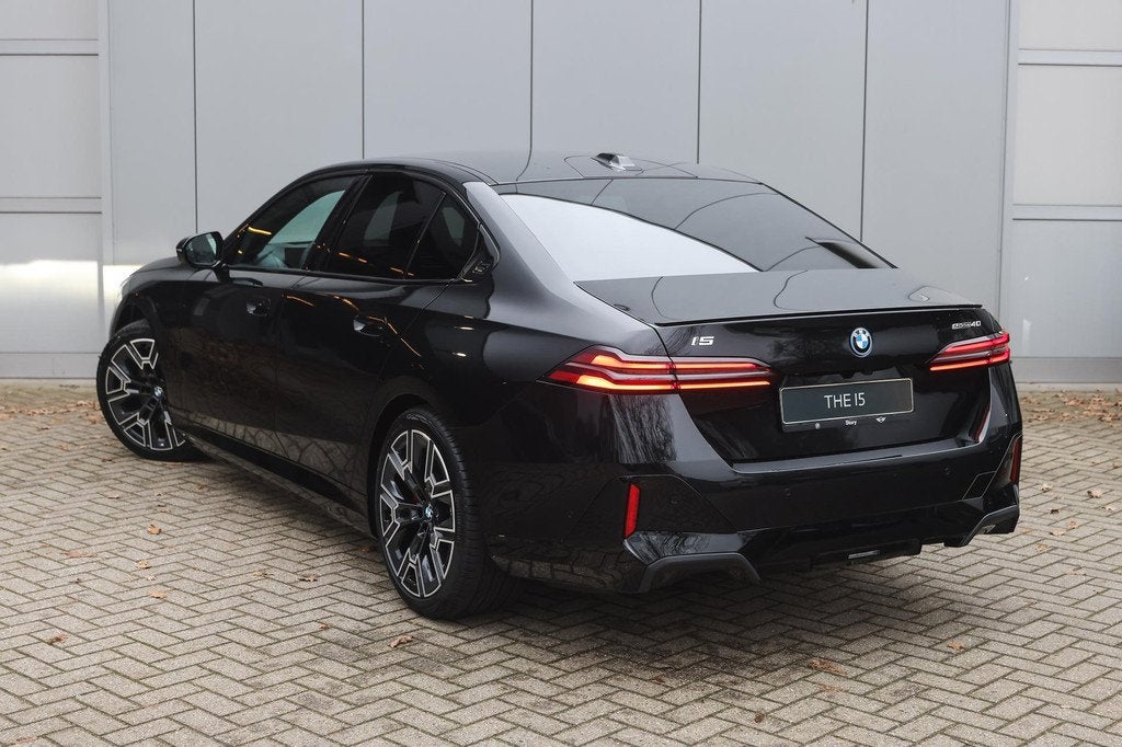 BMW i5 eDrive40 M Sport / Panoramadak / Stoelventilatie / Pa, Auto's, BMW, Automaat, 2095 kg, Achterwielaandrijving, Met garantie (alle)