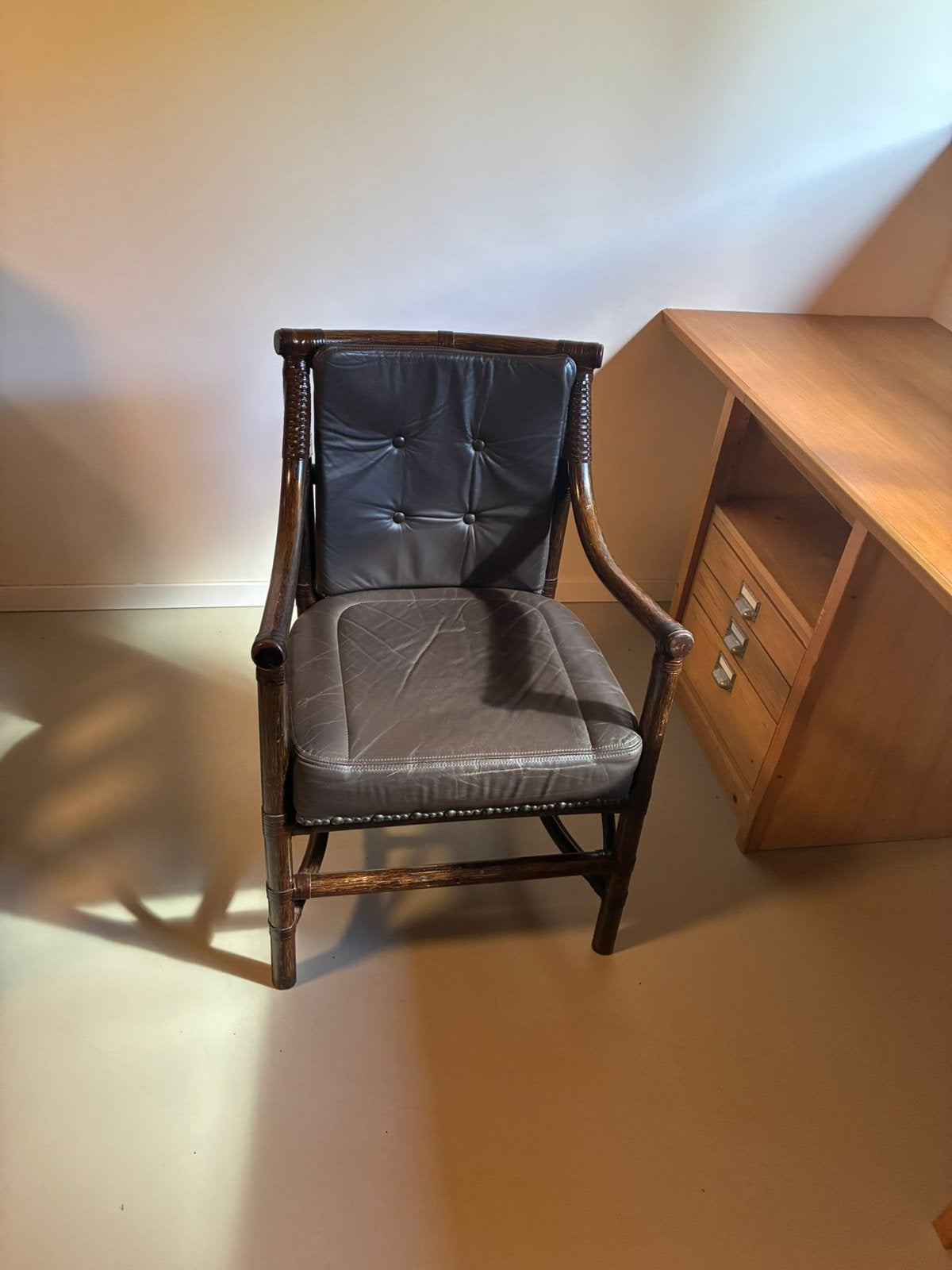 Vintage leren/hiuten stoel in Engelse stijl, Huis en Inrichting, Fauteuils, Ophalen, Zo goed als nieuw, 75 tot 100 cm, 50 tot 75 cm