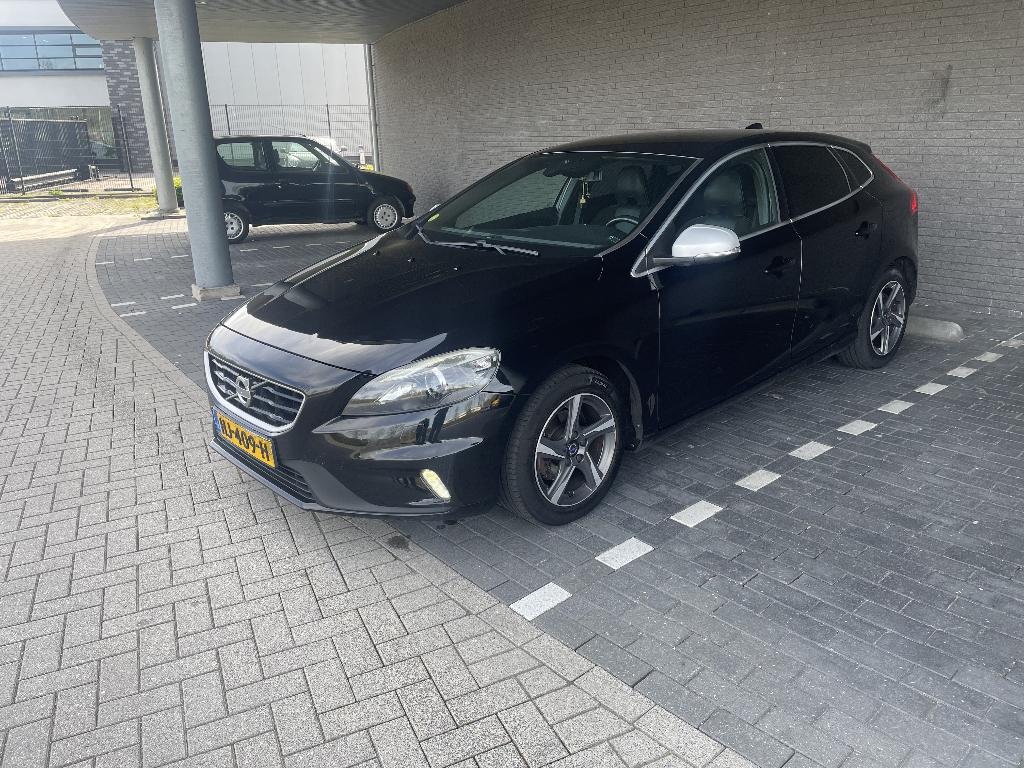 Volvo V40 2.0 D2 R Line 120PK 2015 Zwart NAP!, Auto's, Volvo, Voorwielaandrijving, 4 cilinders, 1969 cc, Zwart