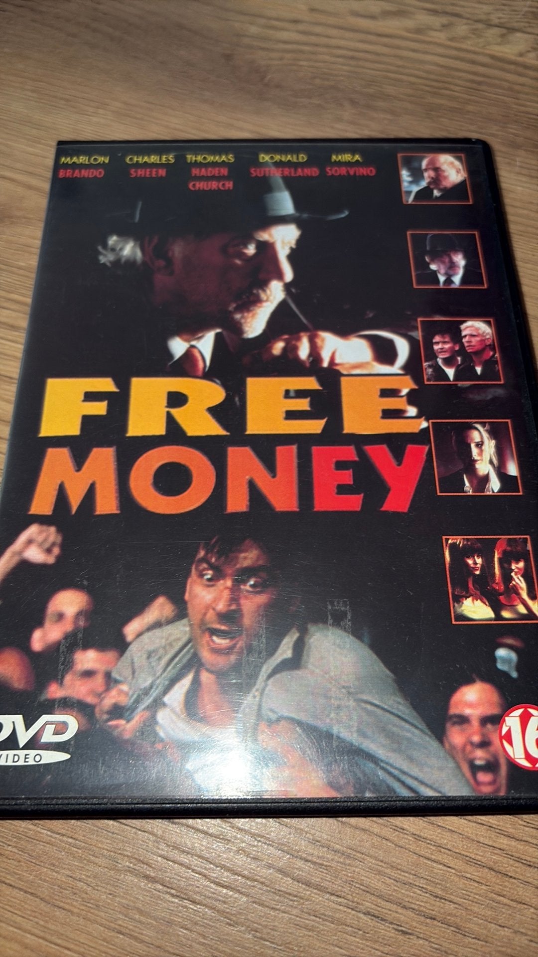 Free Money. Marlon Brando, Charlie Sheen + Donald Sutherland, Cd's en Dvd's, Vanaf 16 jaar, Ophalen of Verzenden, Zo goed als nieuw