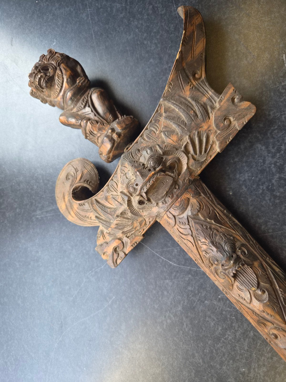 Indonesische Keris Kris met gedetailleerd houtsnijwerk, Antiek en Kunst, Hout, 70 cm, Ophalen of Verzenden, Handgemaakt
