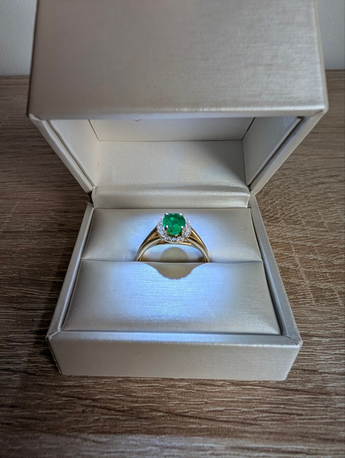 Prachtige gouden ring met smaragd en diamanten, Met edelsteen, Ophalen of Verzenden, Zo goed als nieuw, 17 tot 18