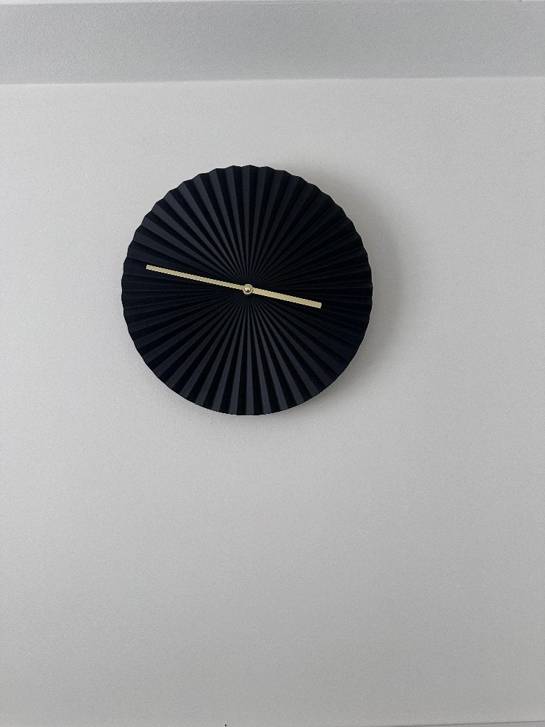 Zwarte ronde design wandklok met gouden wijzers, Huis en Inrichting, Ophalen, Wandklok