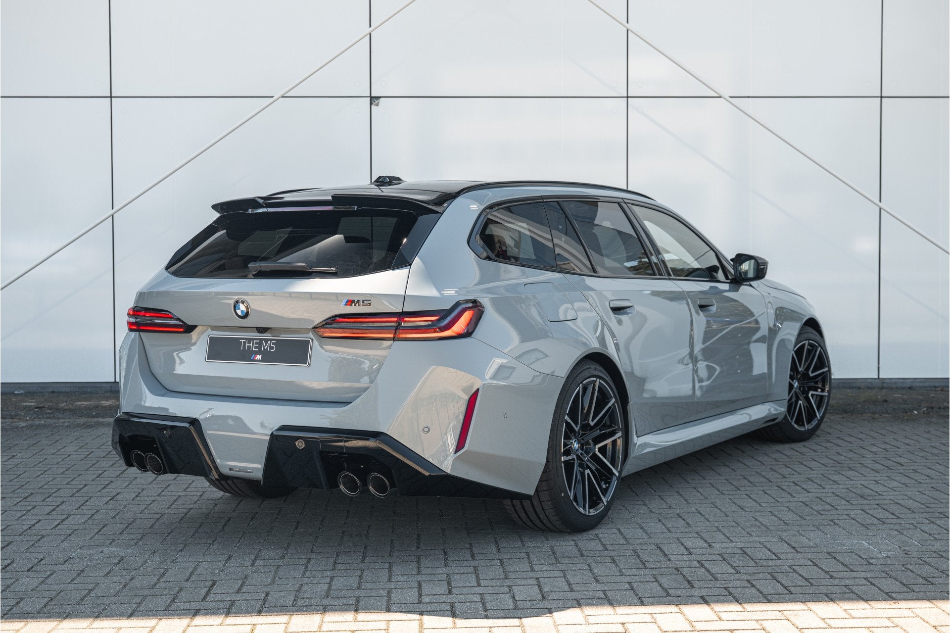 BMW M5 Touring Automaat / M Drive Professional / Panoramadak, 4395 cc, Leder, Hybride Elektrisch/Benzine, Zilver of Grijs