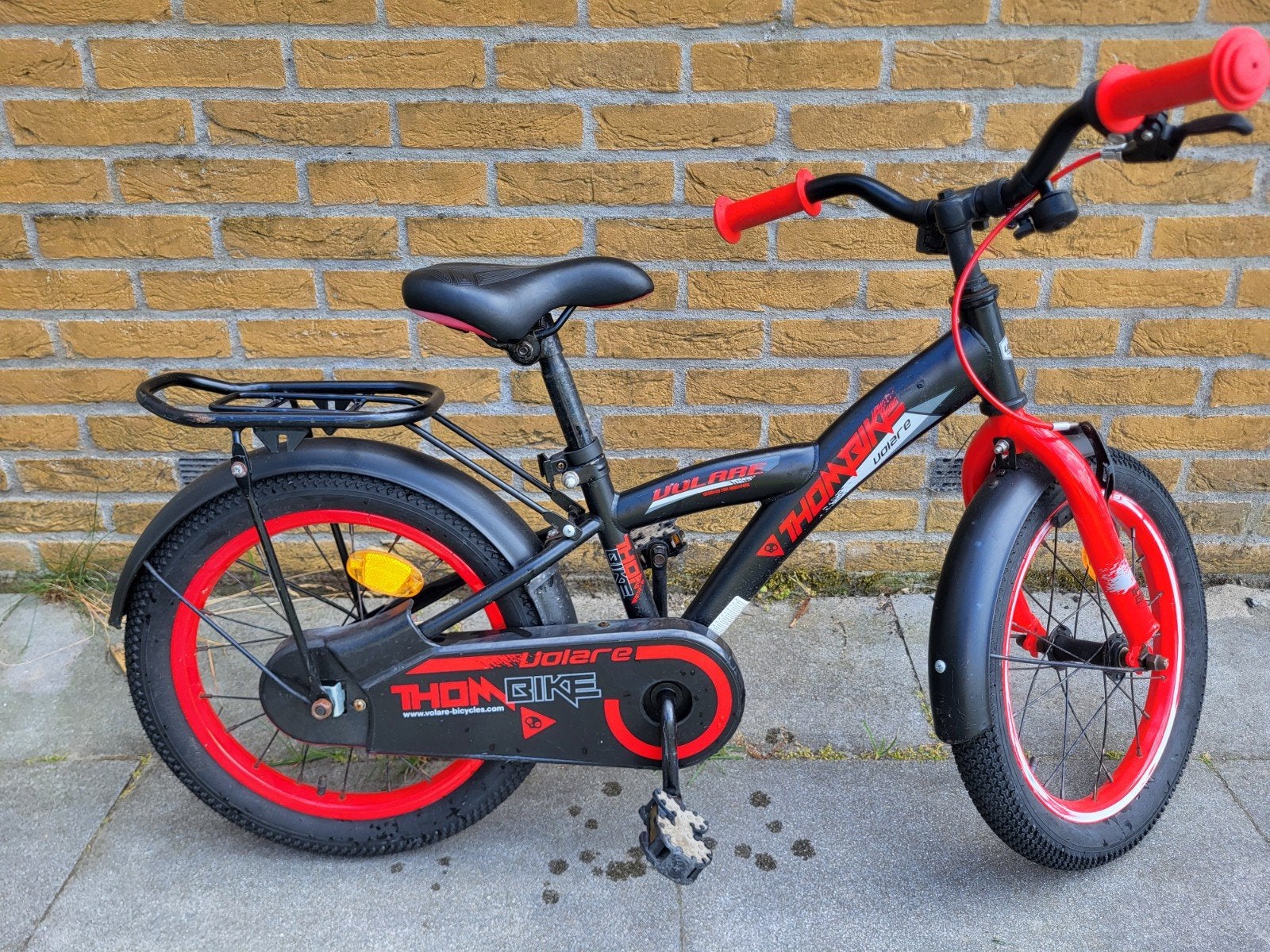 Volare Thombike 16 inch kinderfiets - Zwart/Rood, Ophalen, Terugtraprem, 16 tot 20 inch, Zo goed als nieuw