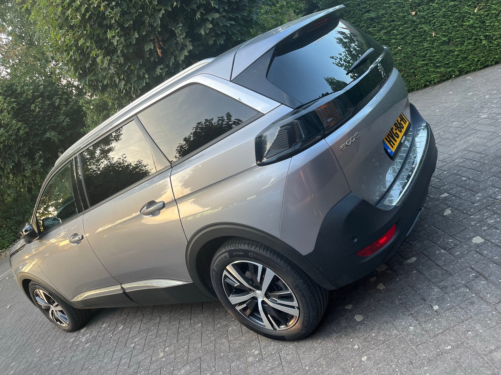 Peugeot 5008 1.2 Hybrid 136pk E-dsc6 2024 Grijs, 136 pk, 1199 cc, 7 stoelen, 3 cilinders