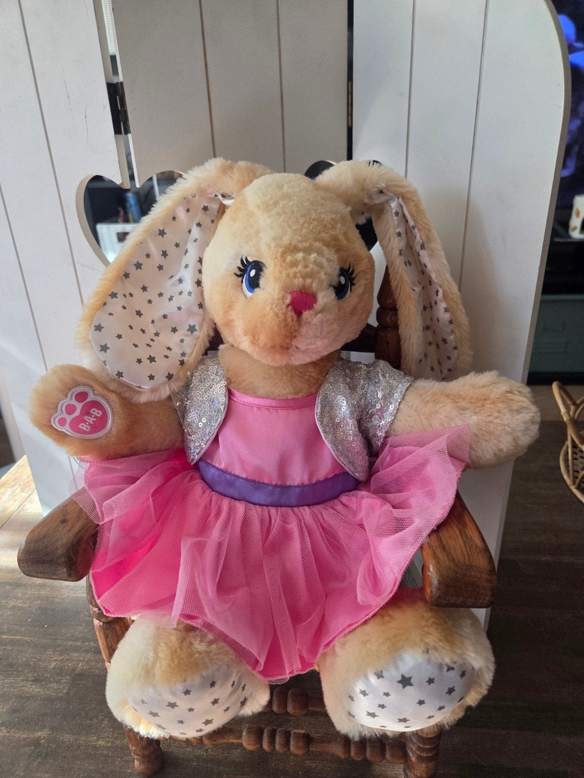 Build-A-Bear "More Moves Bunny" - Beweegbaar Konijn, Kinderen en Baby's, Konijn, Ophalen of Verzenden, Zo goed als nieuw, Met kleding of accessoire