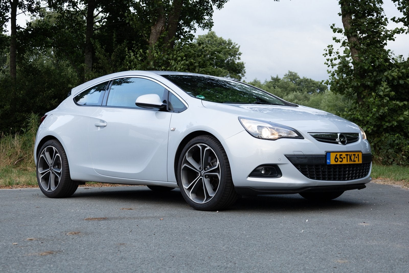Opel Astra GTC Sport 1.4 Turbo –Grote beurt –Nieuwe APK –NAP, Voorwielaandrijving, Zwart, 4 cilinders, 700 kg