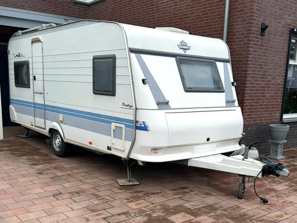 Hobby 495 Prestige ufe – 2002, Isabella voortent, Caravans en Kamperen, Caravans, Particulier, tot en met 4, 1000 - 1250 kg, Rondzit