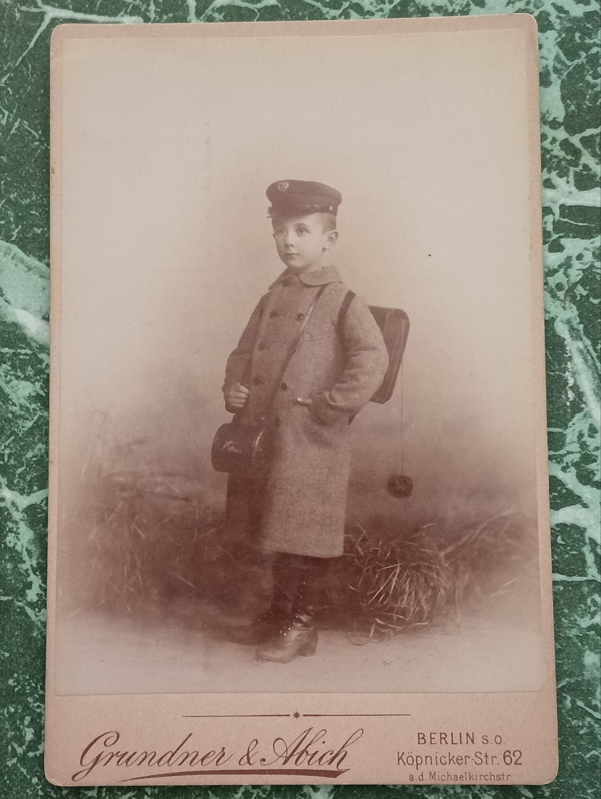 Antieke foto van jongen in uniform, Berlijn, Ophalen of Verzenden, Voor 1940, Gebruikt, Kind
