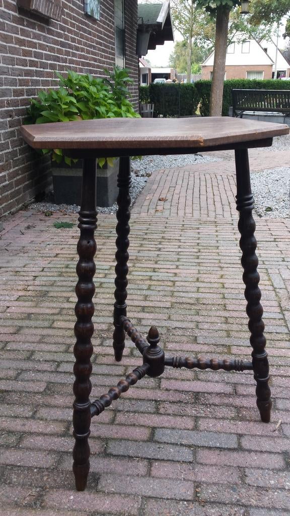 Antiek tafeltje met gedraaide poten, Ophalen