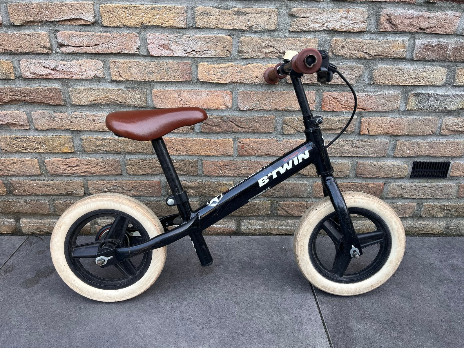 B'Twin RunRide 520 Cruiser loopfiets - Zwart, Ophalen, Gebruikt, Velgrem, Minder dan 16 inch