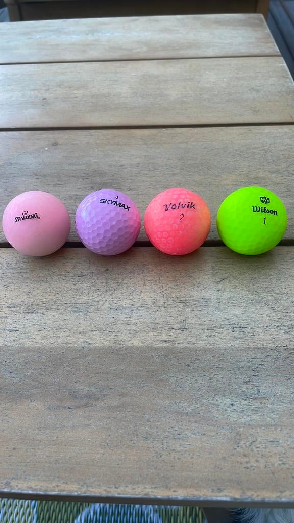 Diverse golfballen 4st zo goed als nieuw gekleurd, Ophalen, Zo goed als nieuw, Bal(len)