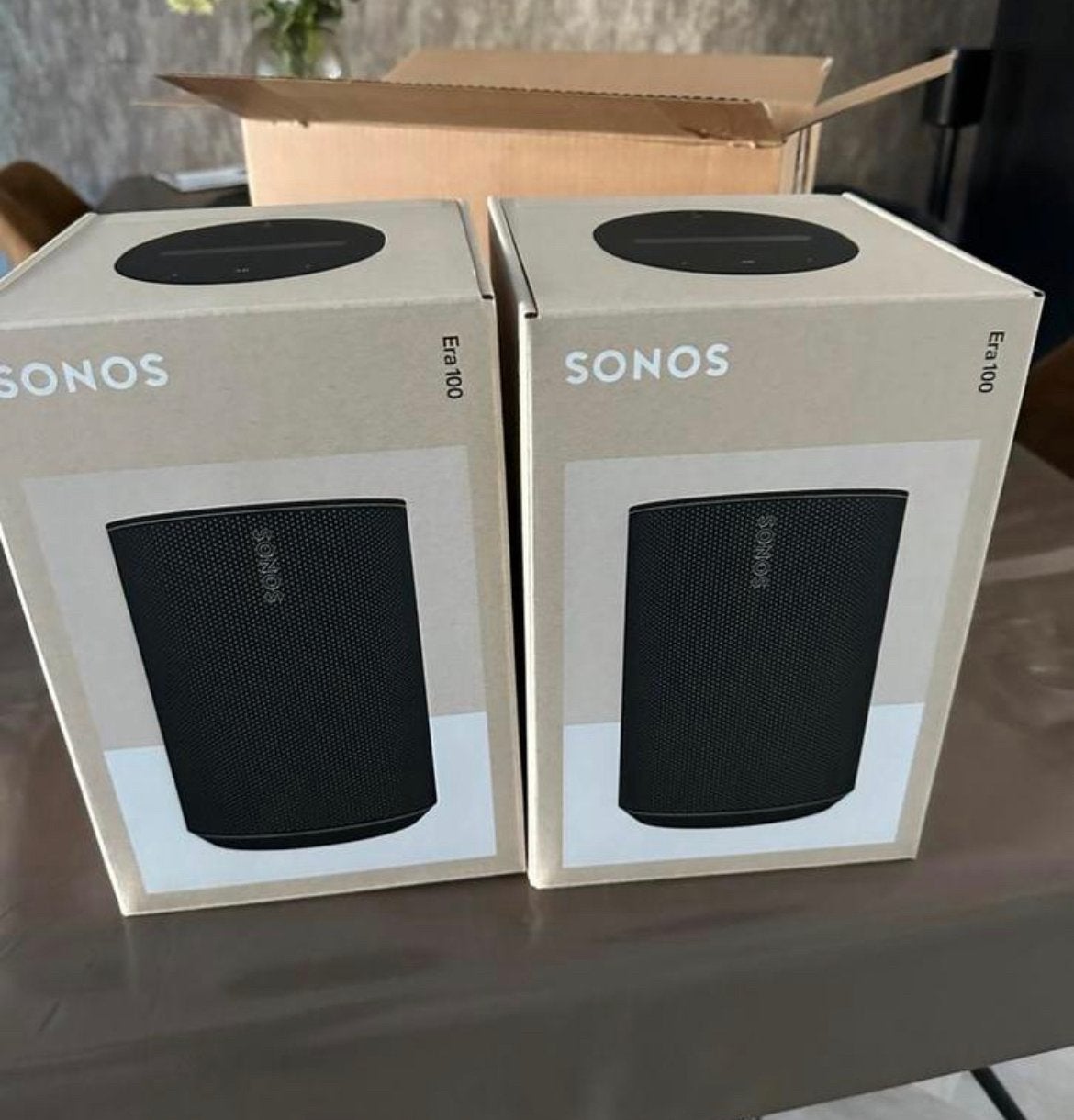 Twee gloednieuwe Era 100 speakers,