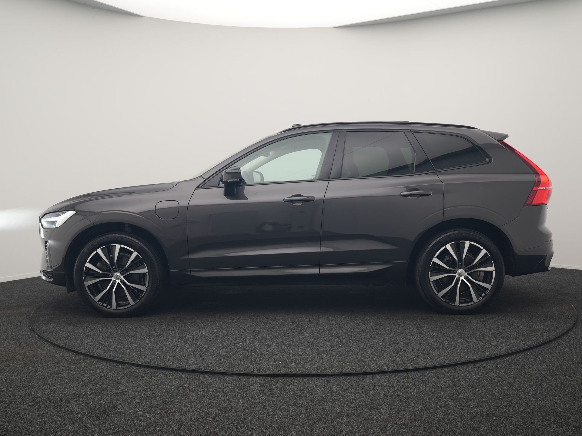 Volvo XC60 T6 AWD R-Design LONG RANGE PHEV 350pk Dealer O.H, Auto's, Automaat, Dealer onderhouden, Gebruikt, Zwart