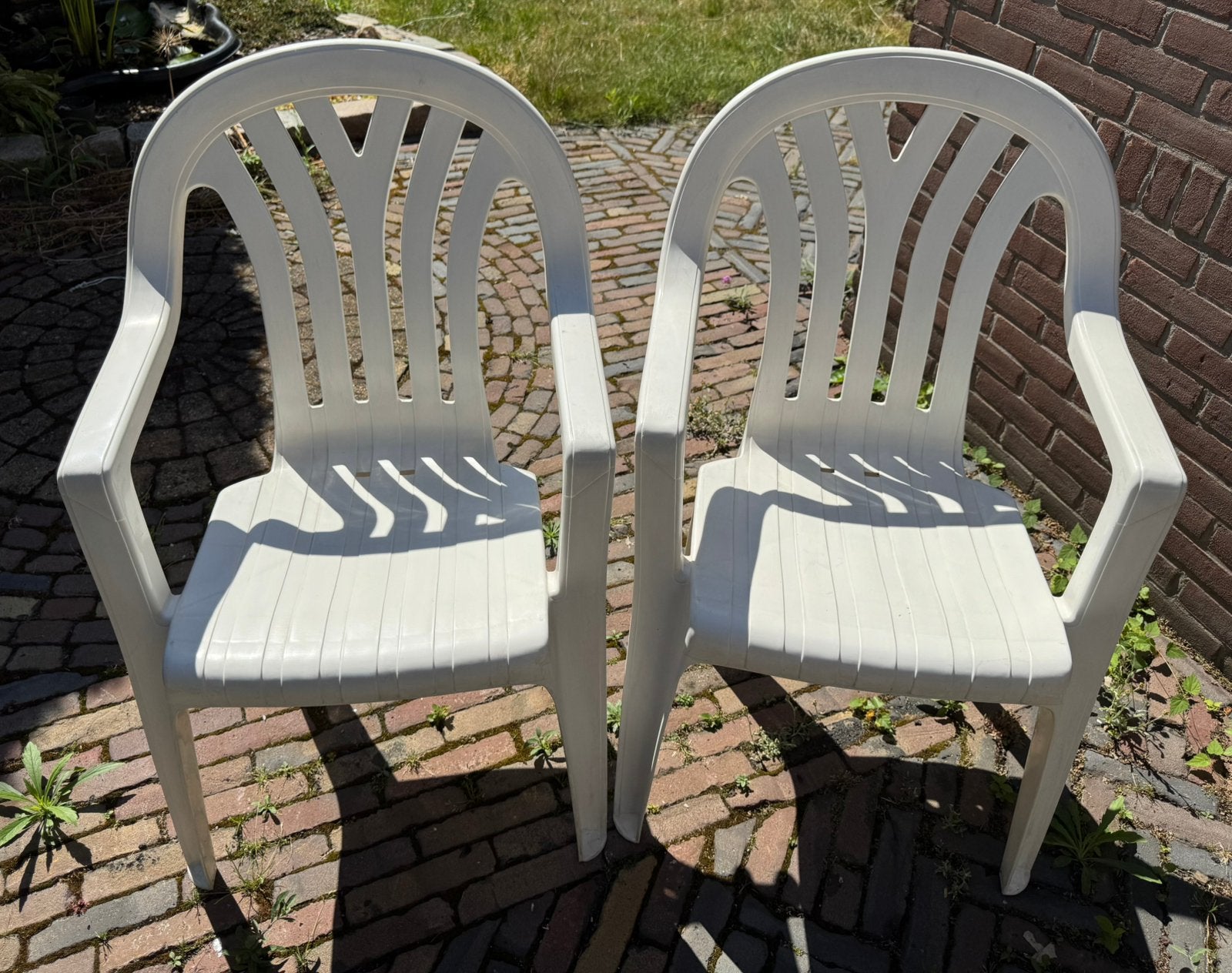 Twee witte tuinstoelen, Ophalen, Zo goed als nieuw, Kunststof, Stapelbaar