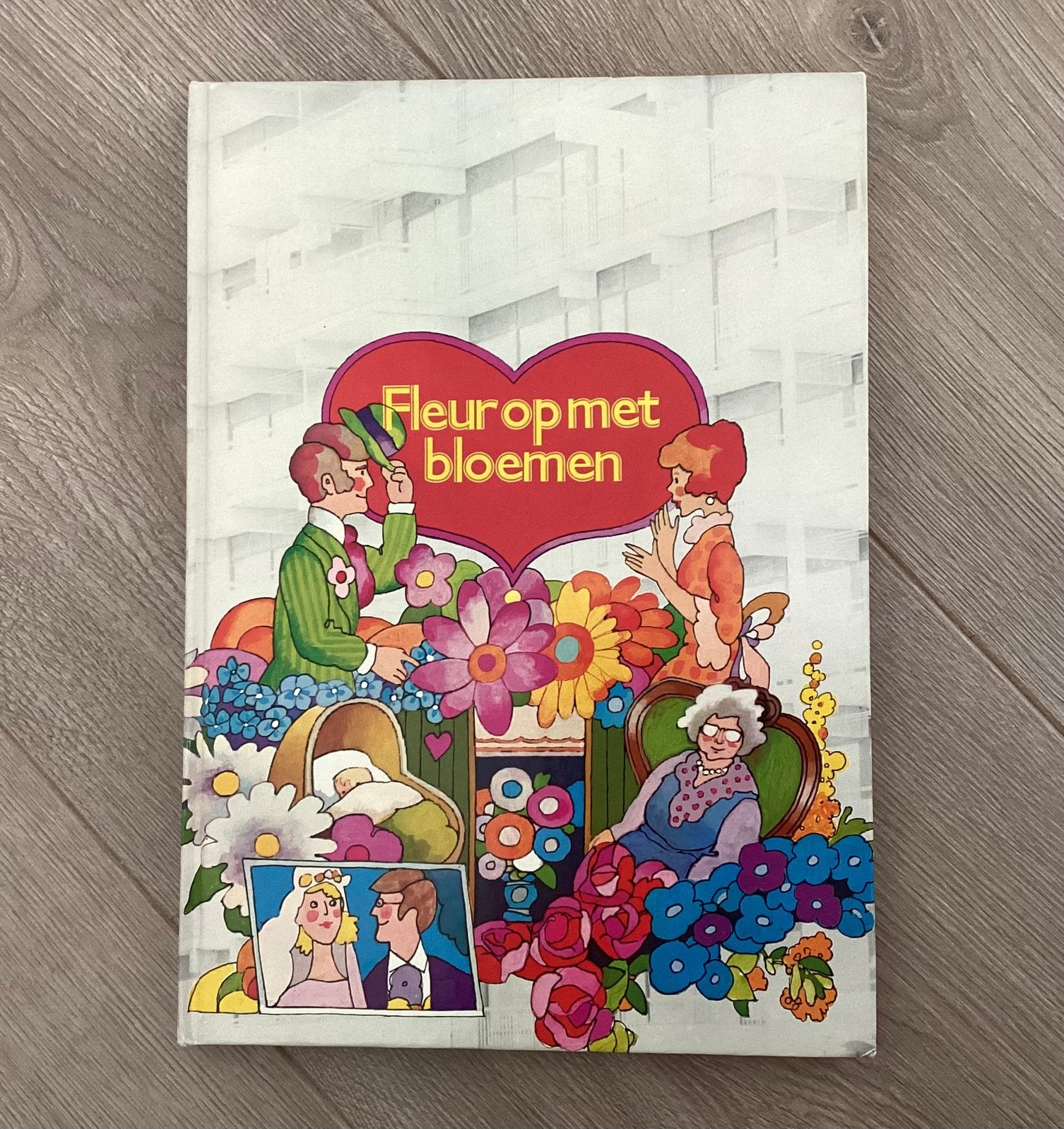 Fleurop met bloemen boek 1972, Ophalen of Verzenden, Gelezen
