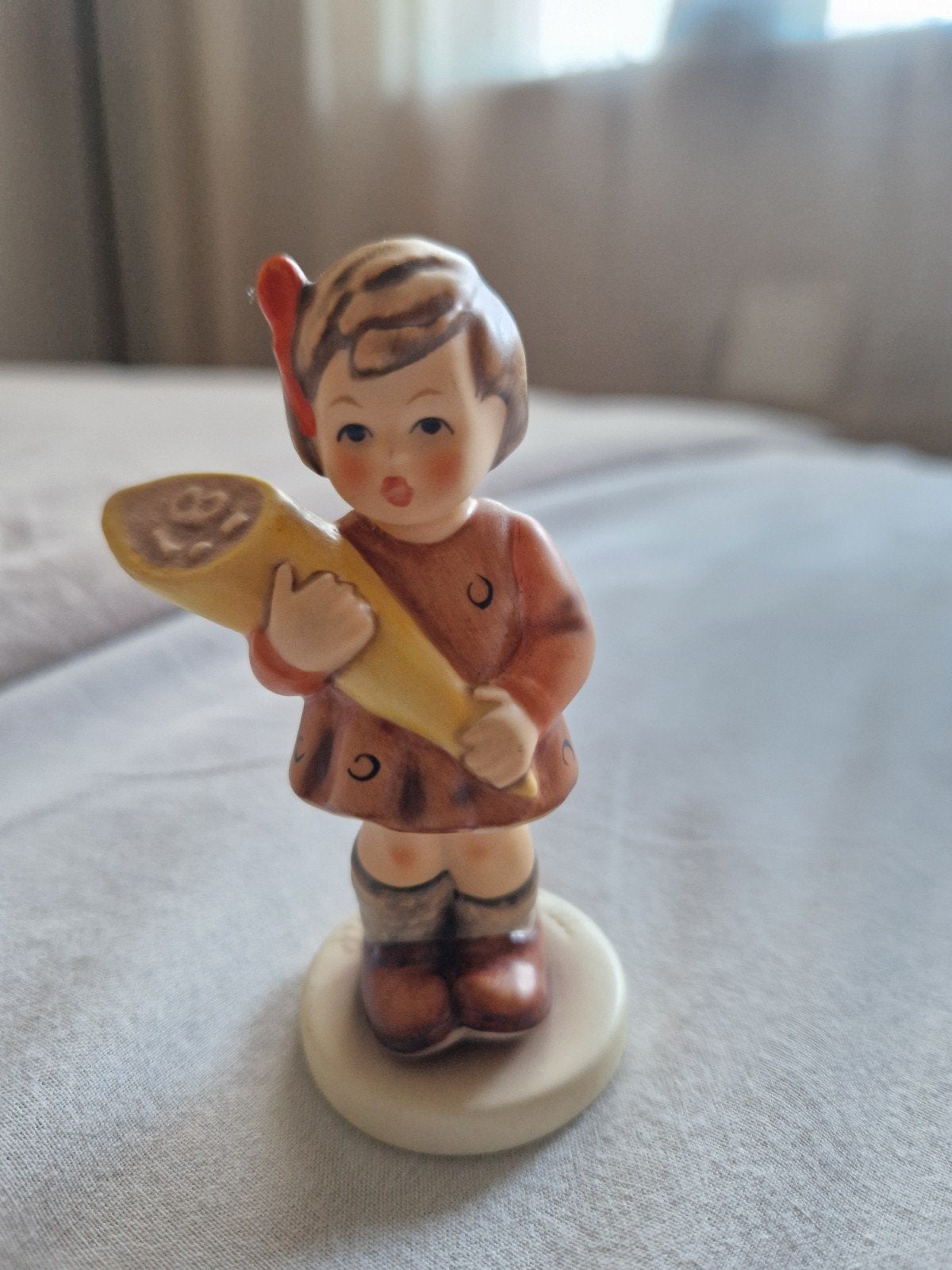 Hummel beeldje 549: Meisje met snoepzak (M.I. Hummel Club), Ophalen of Verzenden, Zo goed als nieuw, Hummel
