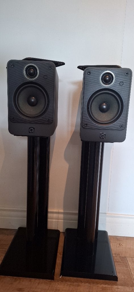 Q Acoustics 2020i + originele speakerstands, Zo goed als nieuw, 60 tot 120 watt, Front, Rear of Stereo speakers, Ophalen