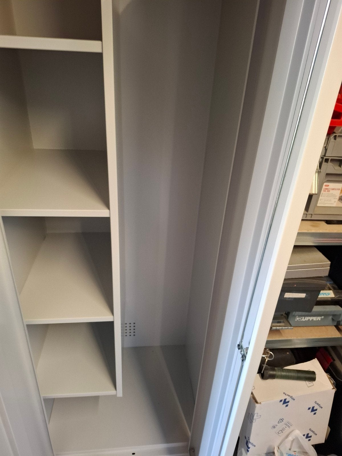 Nieuwe Povag schoonmaakkast / bezemkast SKP-103 Grijs, Ophalen, Met deur(en), 200 cm of meer, Modern, Functioneel