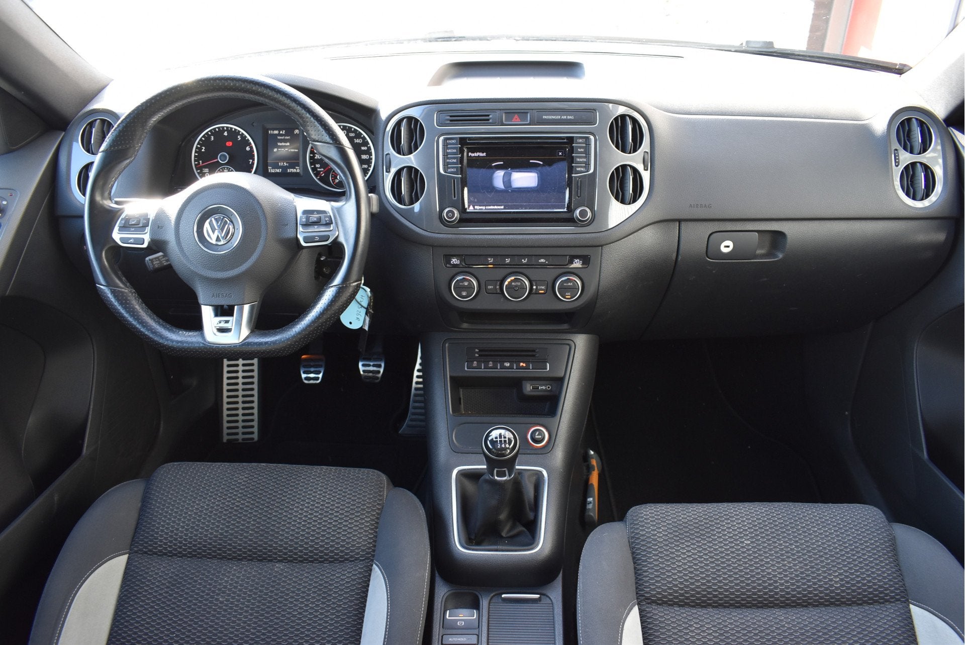 Volkswagen Tiguan 1.4 TSI R-Line Edition NL-auto, Panoramada, Voorwielaandrijving, Panoramadak, Gebruikt, Euro 6