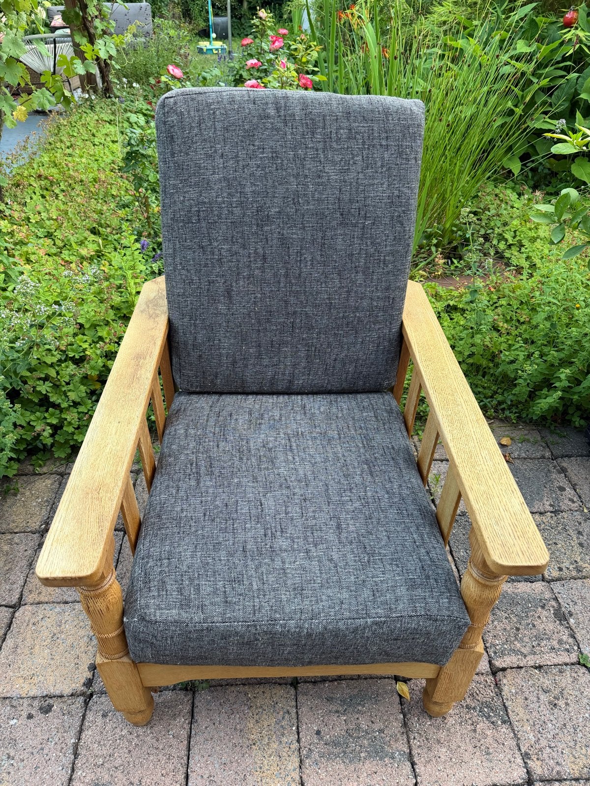 Comfortabele houten fauteuil met grijze kussens, Ophalen, Rookstoel, Zo goed als nieuw, Hout