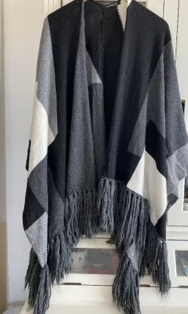 Poncho grijs zwart wit, Kleding | Dames, Ophalen of Verzenden, Nieuw, Grijs