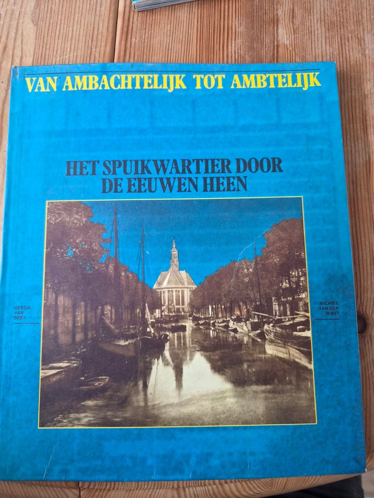 Het Spuikwartier Door De Eeuwen Heen - Gerda van Beek, Boeken, Ophalen of Verzenden, 20e eeuw of later, Gelezen, Gerda van Beek, Michiel van der Mast