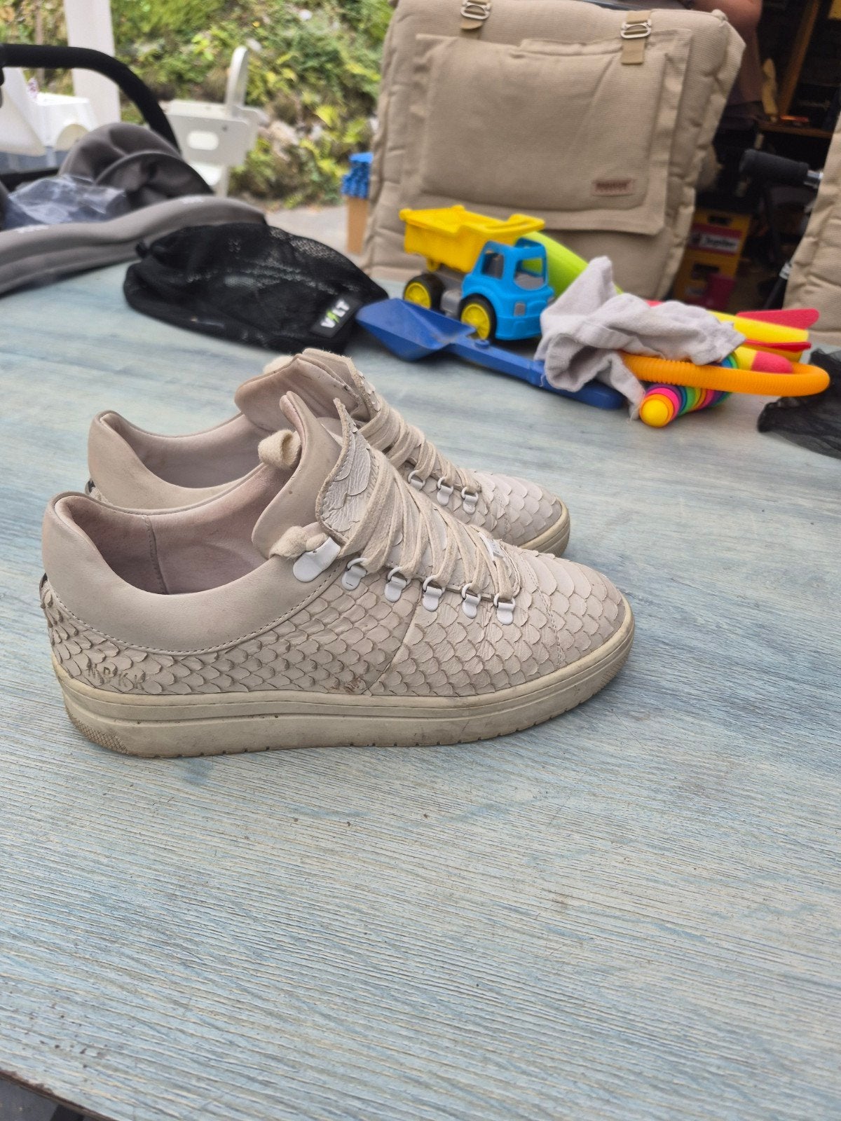 Nubbik schoenen - Beige sneakers met schubbenpatroon, Beige, Ophalen of Verzenden, Sneakers of Gympen, Nubbik