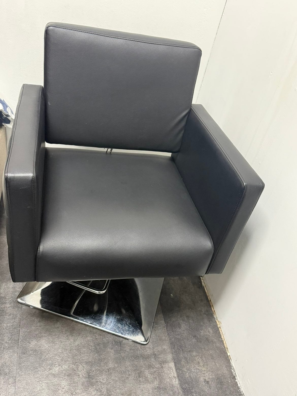 Professionele kappersstoel – Zo goed als nieuw, Huis en Inrichting, Stoelen, Ophalen