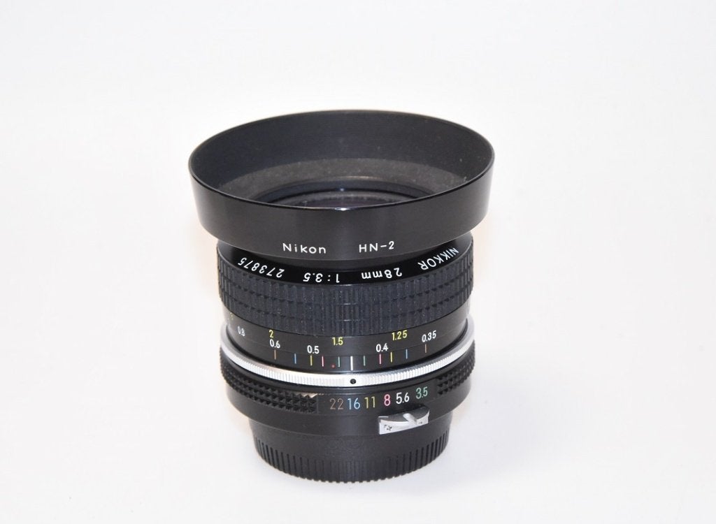 Nikon Nikkor 28mm 3.5 Pre-Ai zonnekap Nikon HN-2, Nikon, Zo goed als nieuw, 28 mm, Groothoeklens