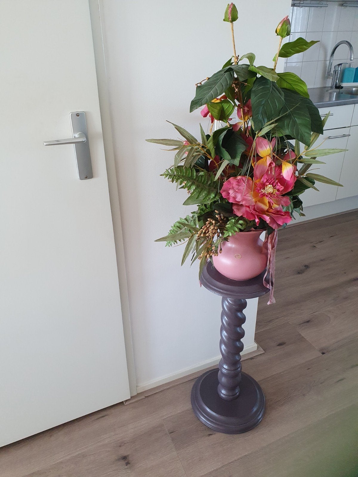 Pilaar met  zijde bloemstuk, Huis en Inrichting, Woonaccessoires | Zuilen en Pilaren, Ophalen, Zo goed als nieuw