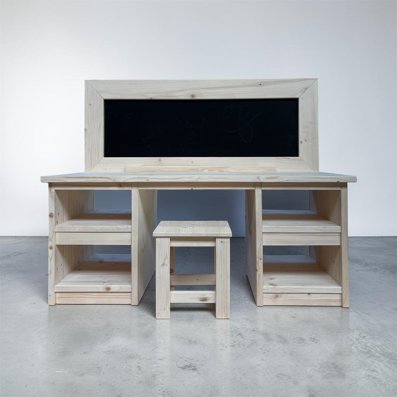 Nieuw: kinderbureau met krijtbord inclusief kruk €289,-, Ophalen, Edyweg 6, Info@stichtinghetwerkt.nl, Stichting Het Werk(t)