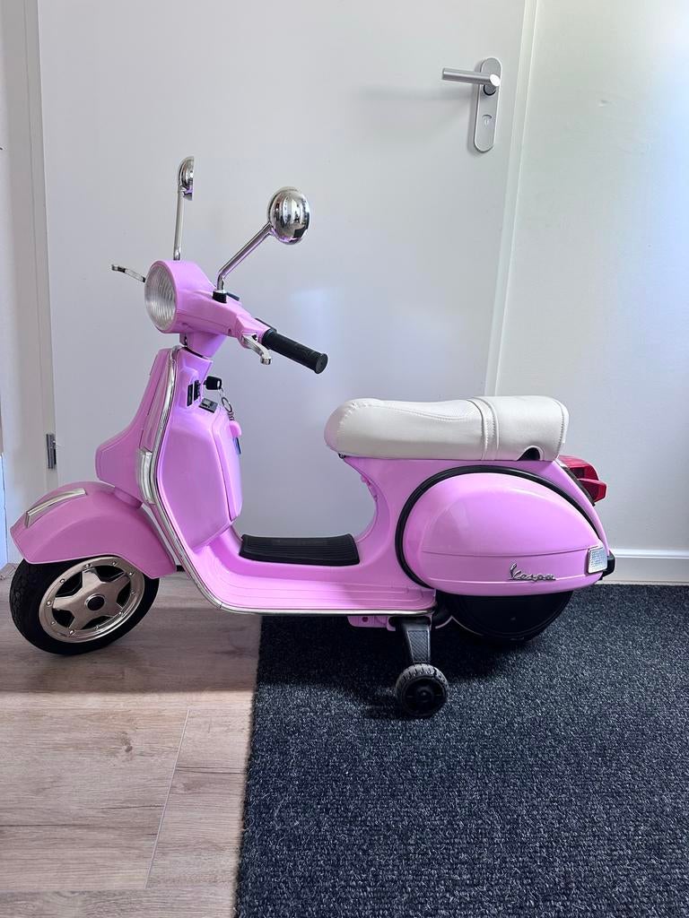 Roze Vespa kinder elektrische scooter, Ophalen, Zo goed als nieuw