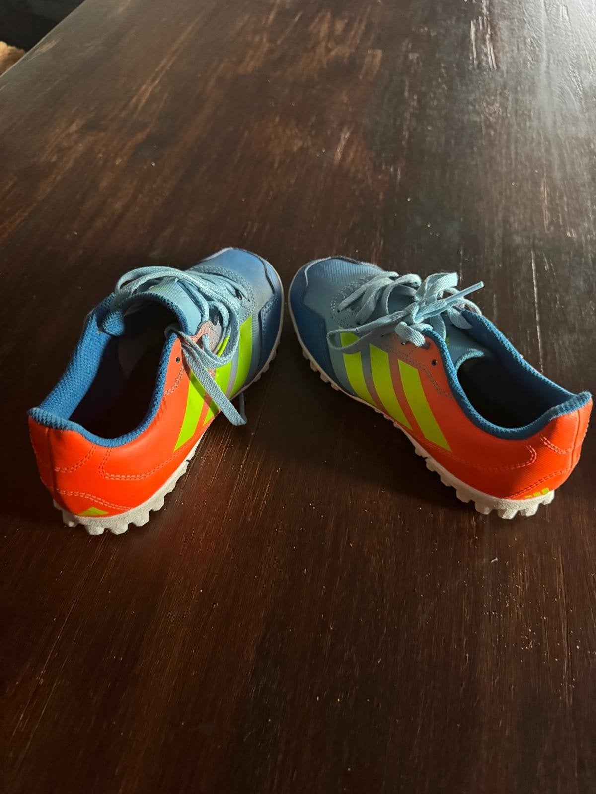 Kleurrijke sportschoenen voor kinderen, Sport en Fitness, Ophalen of Verzenden, Zo goed als nieuw