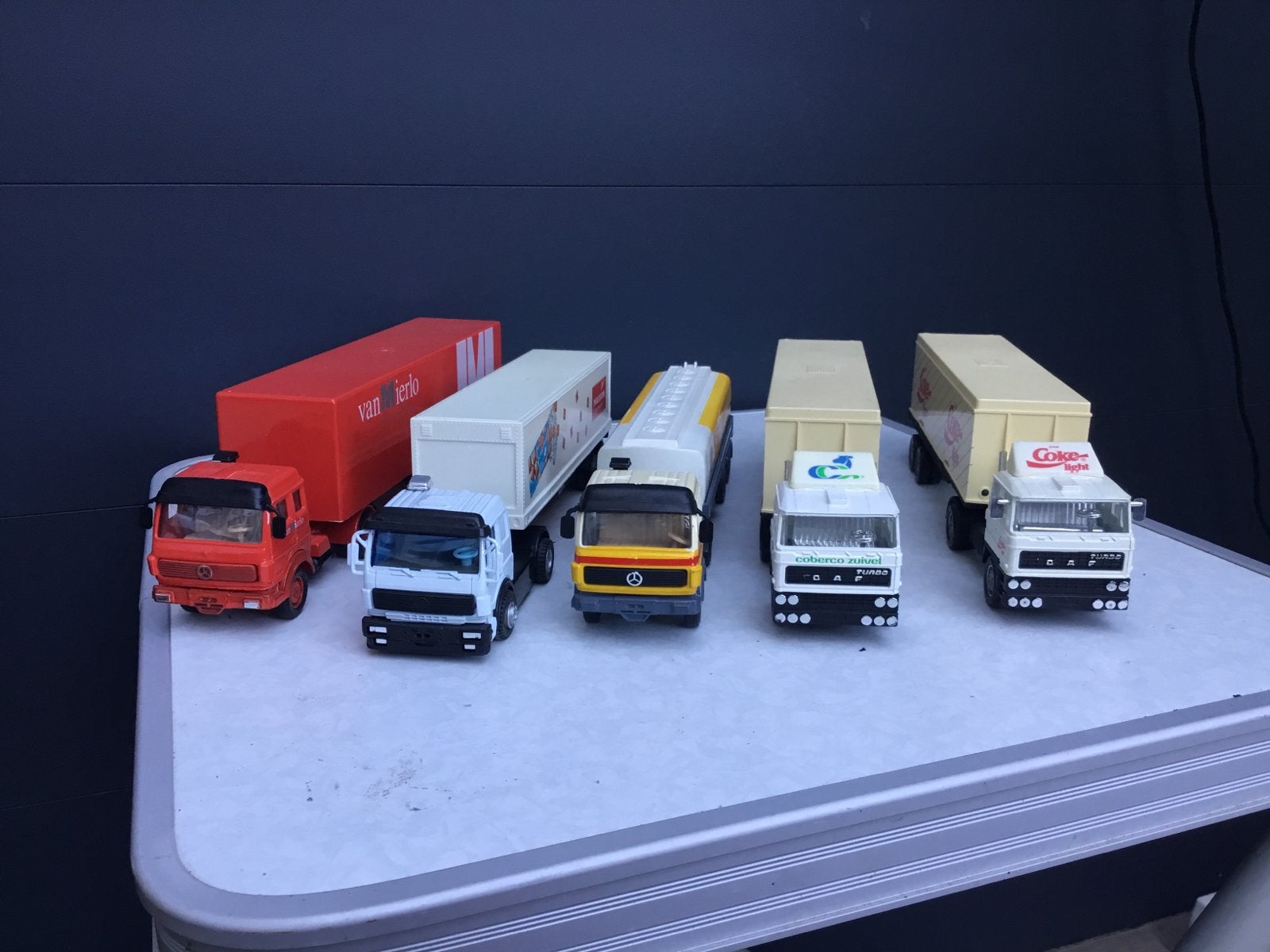 Verzameling modelauto’s 3 Mercedes 2 Daf”s, Ophalen of Verzenden, Gebruikt, Bus of Vrachtwagen