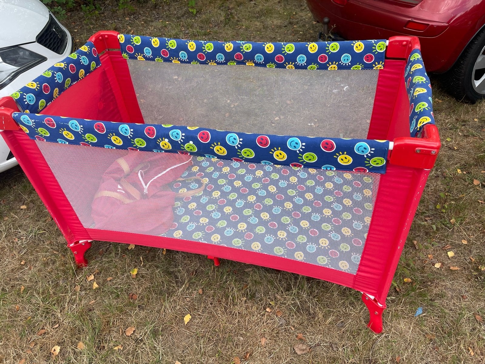 Rood Campingbedje met vrolijke smileys en hoes, Ophalen, Gebruikt, Reisbedje