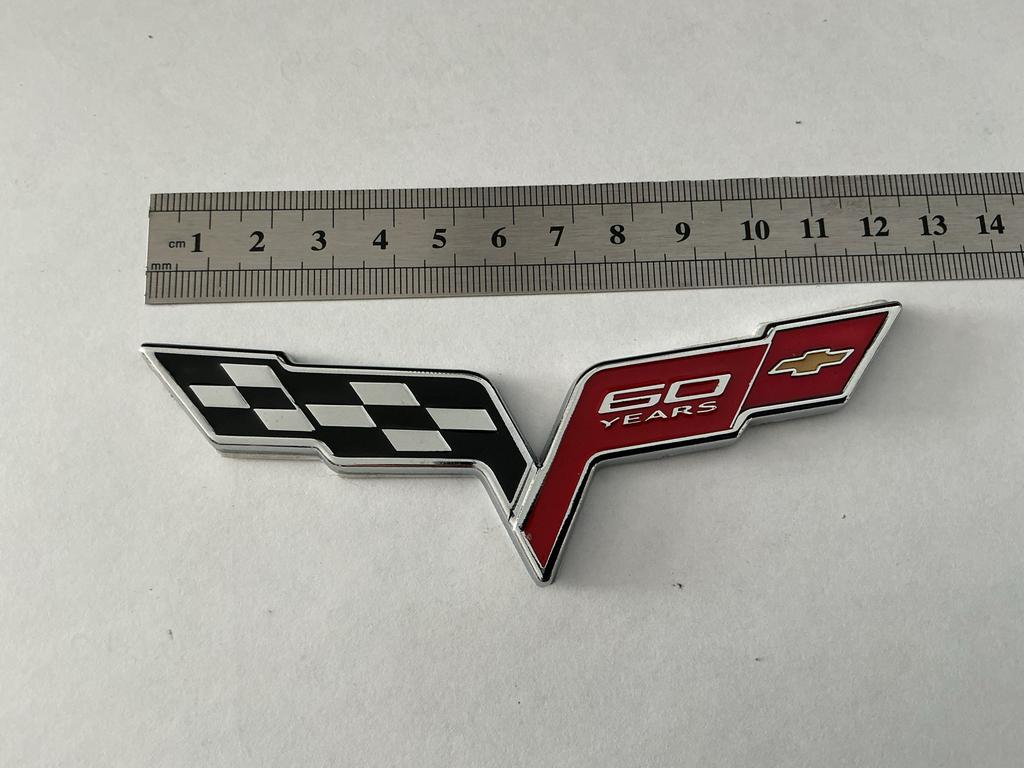 Chevrolet Corvette 60 Jaar Embleem Metaal, Verzamelen, Speldjes, Pins en Buttons, Ophalen of Verzenden, Zo goed als nieuw