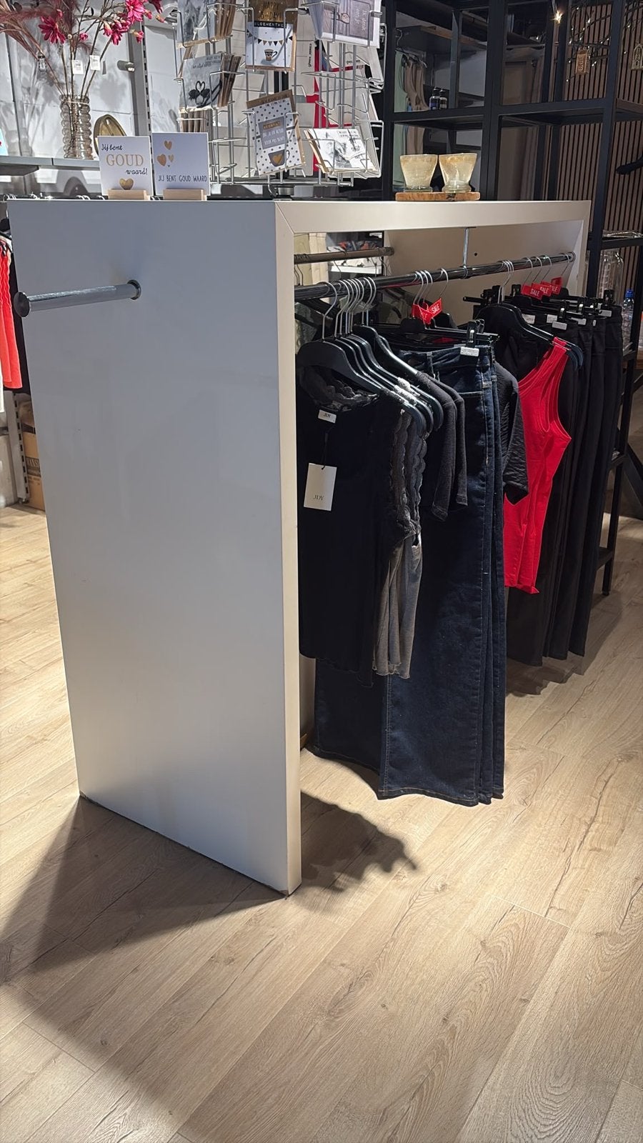 Wit kledingrek voor inloopkast of winkel, Ophalen, Gebruikt