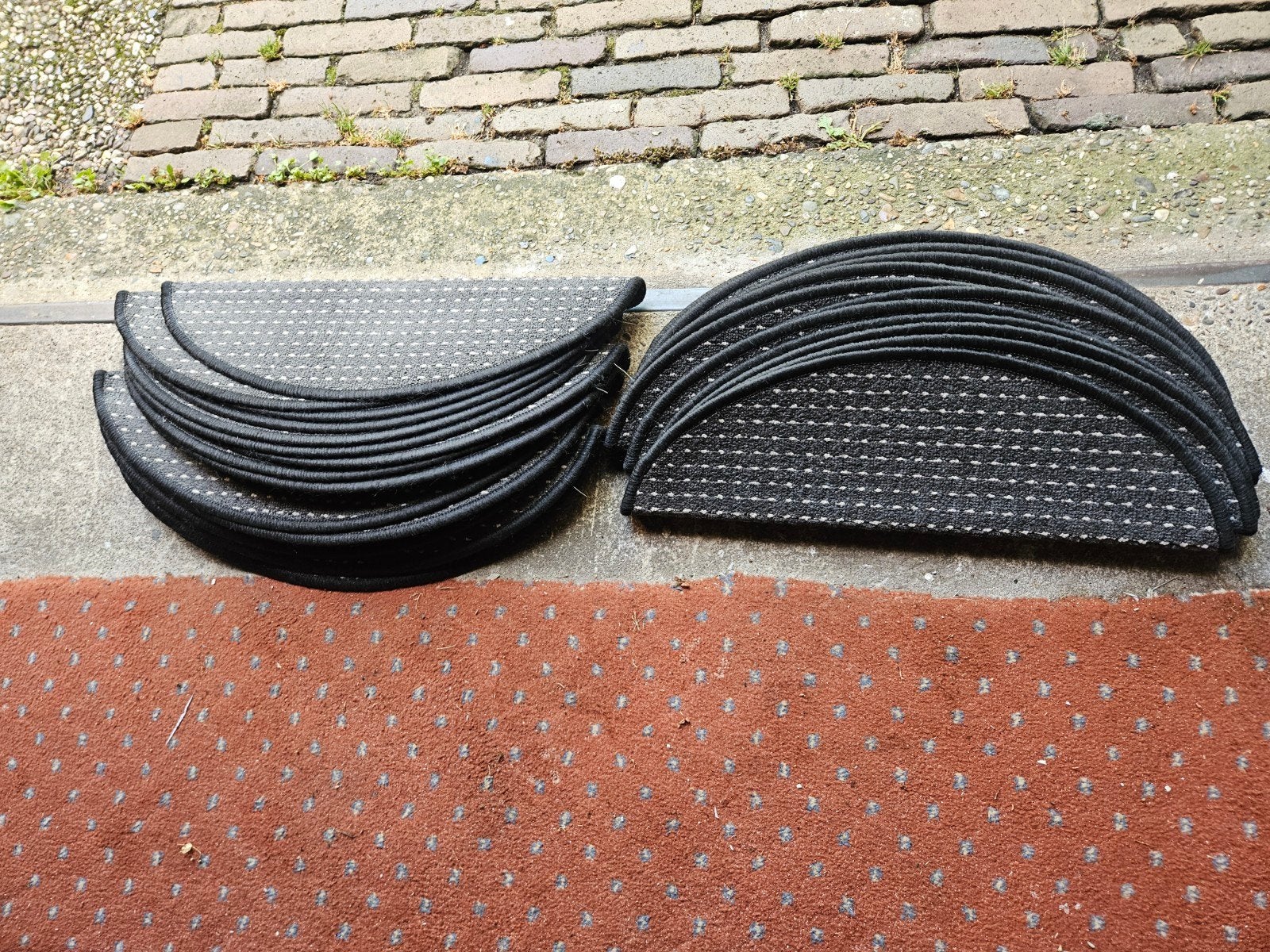 26 Halve Maantjes Trapmatten - Gebruikt maar Goed, Huis en Inrichting, Ophalen, Gebruikt, Grijs, Ovaal