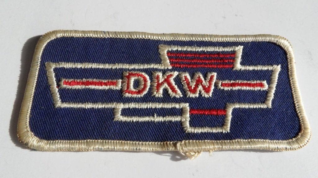 DKW oldtimermotor en/of auto badge., Verzamelen, Verzenden, Gebruikt, Gebruiksvoorwerp