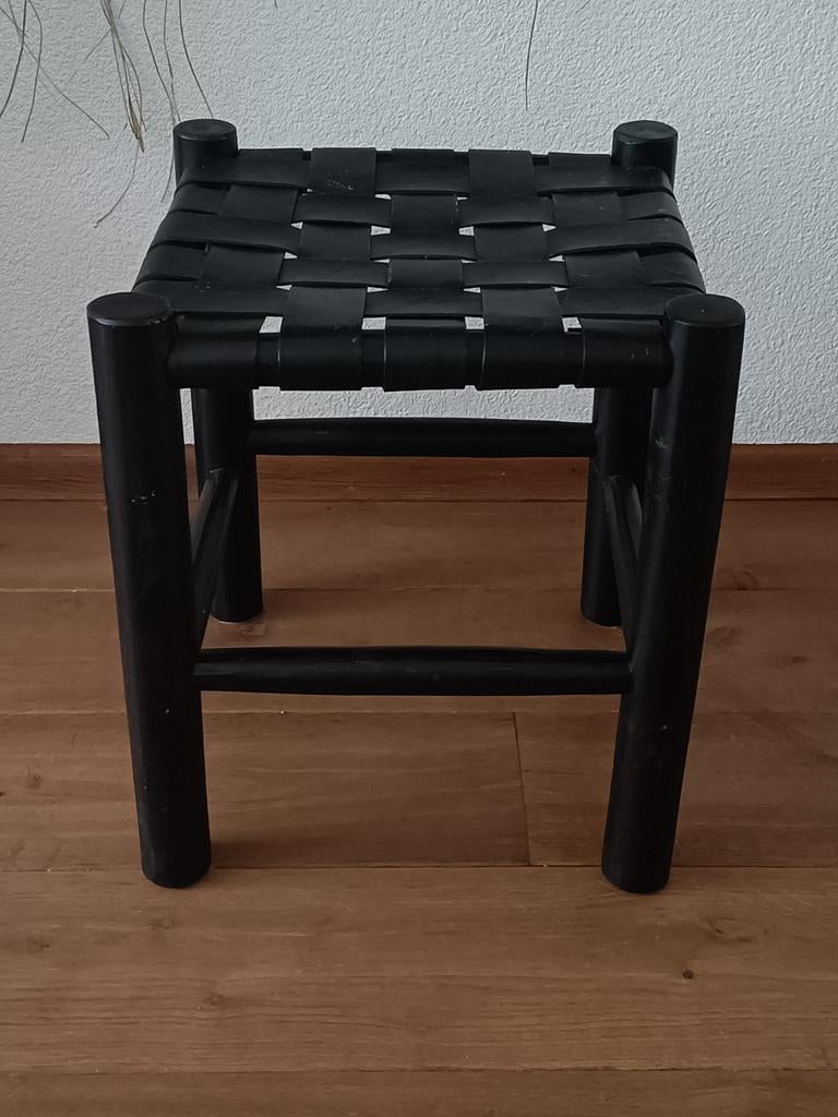 Zwart krukje met gevlochten zitting, Ophalen, Hout