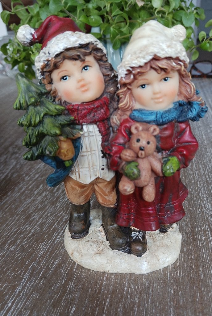 Kerstbeeldje Jongen met kerstboom Meisje met beer, Ophalen of Verzenden