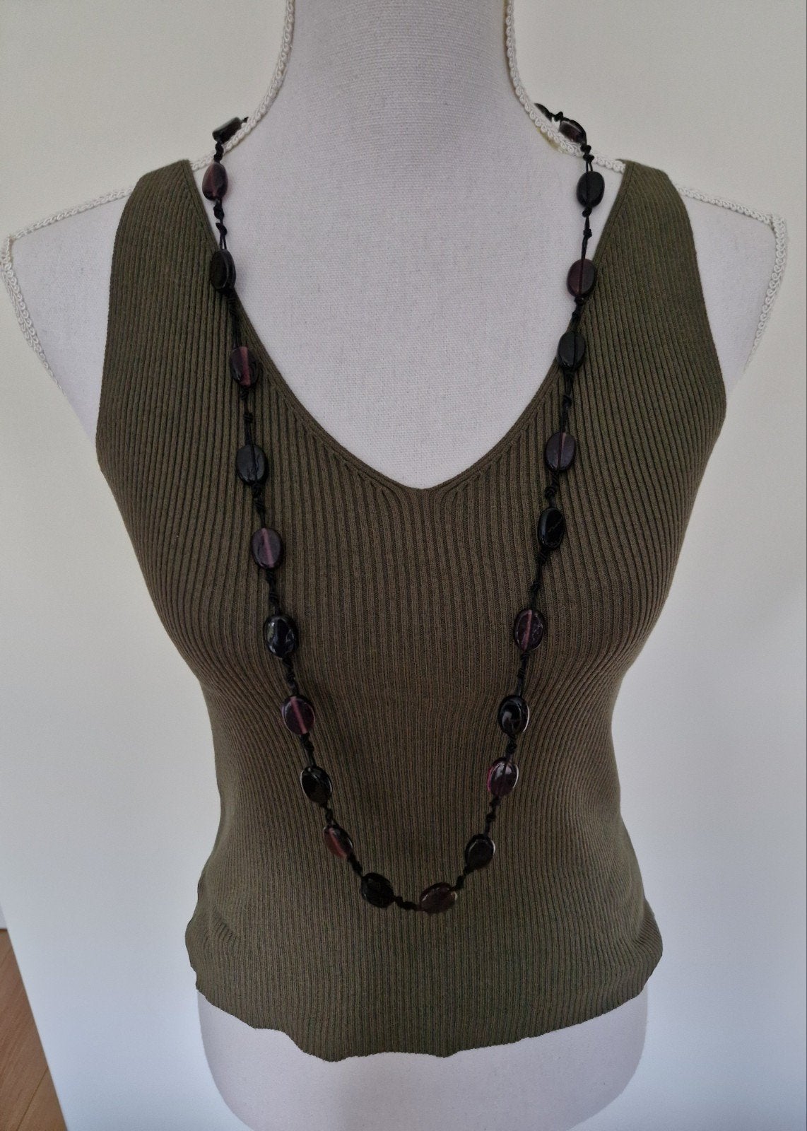 Lange ketting met paarse glazen steentjes op zwart touwtje., Ophalen of Verzenden, Zo goed als nieuw, Zwart, Overige materialen