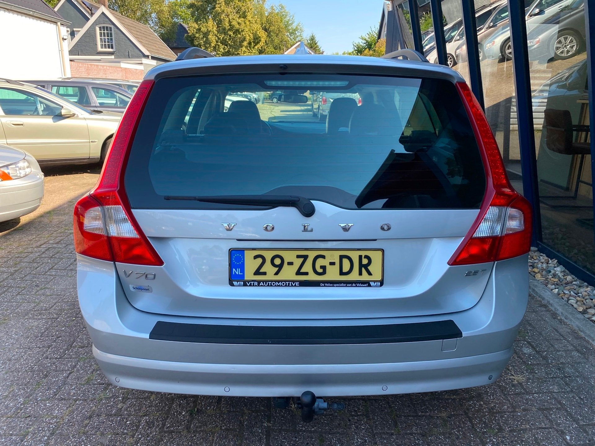 Volvo V70 2.5T Momentum Automaat LEER / PDC / TREKHAAK, Auto's, Volvo, Zwart, 2521 cc, 93 €/maand, Euro 4