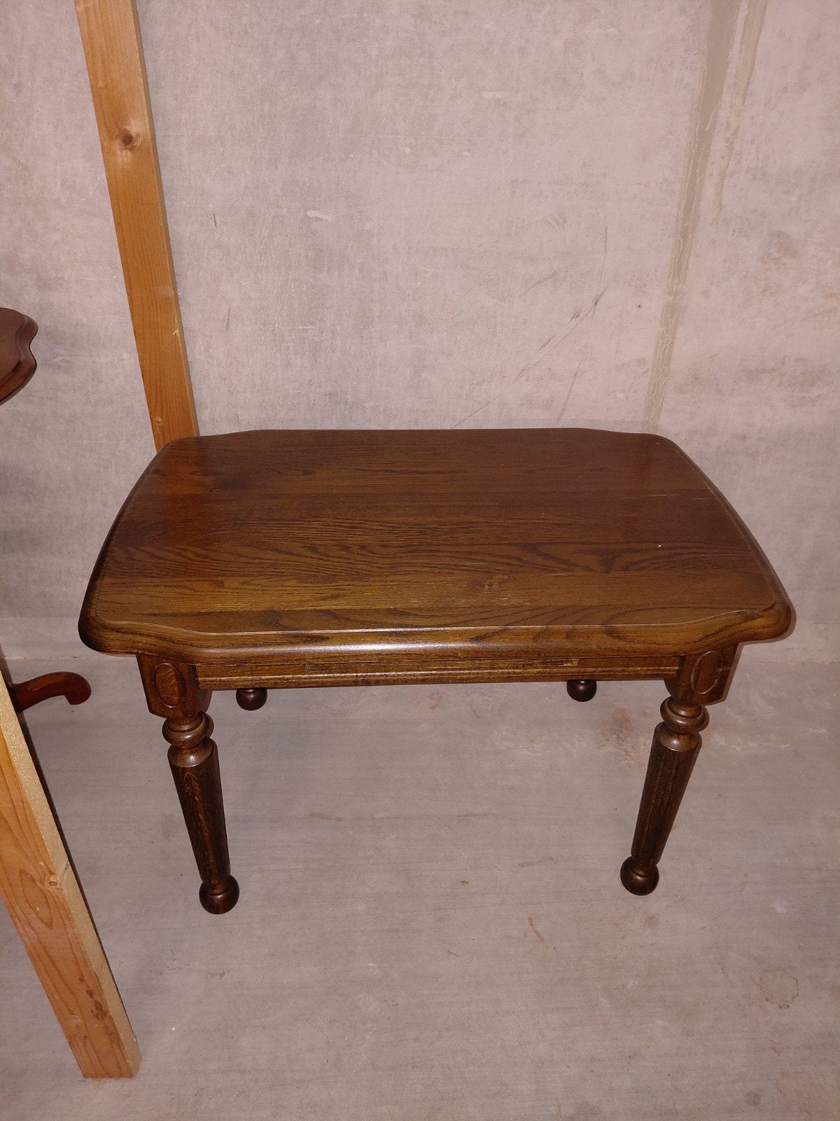Klassieke houten bijzettafel met lade