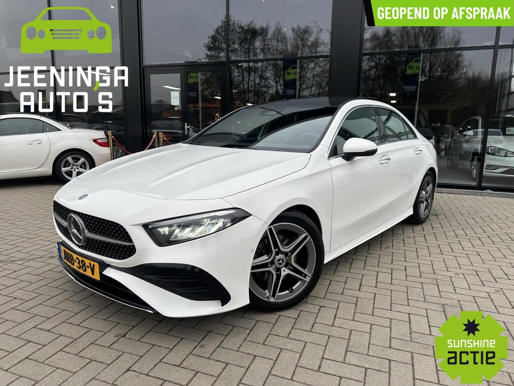 Mercedes A-klasse 180 AMG Line|Distronic|Pano|18"AMG-wielen|, Auto's, Gebruikt, 11 pk, Wit, Bedrijf